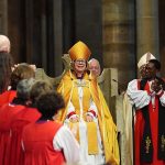 Prima femeie arhiepiscop sprijină apelul Papei Leon pentru pace. Papa a condamnat ipocrizia „stăpânilor războiului”