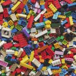 Scandalul LEGO: Cum un bărbat a înlocuit piesele cu paste și impactul acestui incident asupra lanțului de magazine