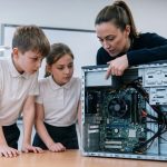 Noile Grile de Salarizare în Educație: Impactul Asupra Rectorilor și Profesorilor din Preuniversitar