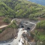 Proiectul Autostrăzii Sibiu-Pitești: O privire detaliată asupra progresului și implicațiilor străpungerii de tunel în Carpați
