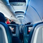 Impactul Eliminării Bagajului de Mână Gratuit pe Piața Aeriană: O Analiză Detaliată