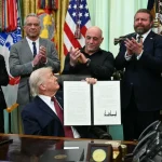 Joe Rogan se alătură lui Trump pentru a semna un ordin care permite cercetarea drogurilor psihedelice