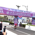 Roboții umanoizi întrec oamenii în semimaratonul de la Beijing. Peste 100 de roboți au concurat, evoluție uriașă față de anul trecut